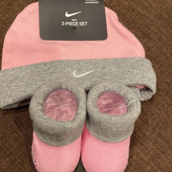 NIKE - Picture 2 of 4